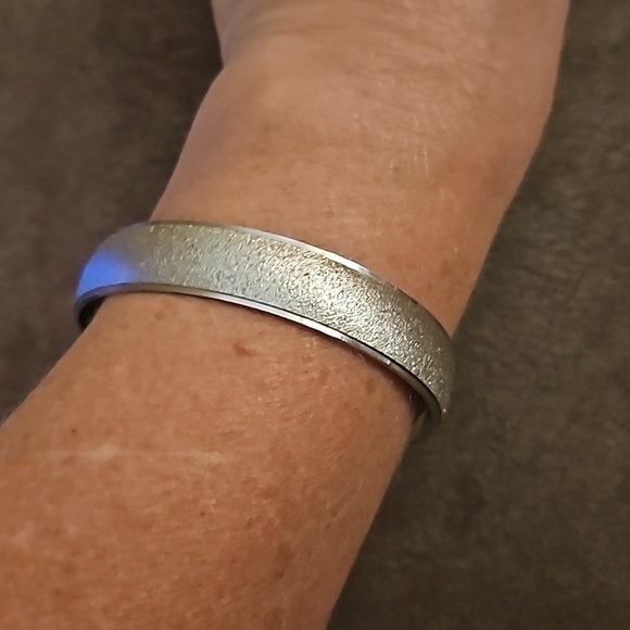 VTG ANSON Silvertone Stardust Bangle Bracelet - Picture 4 of 6